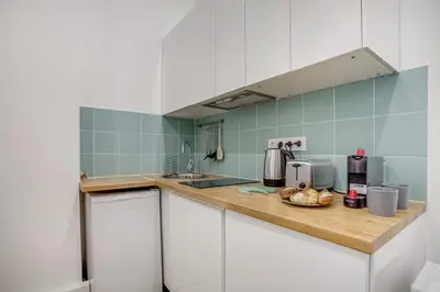 Cuisine ou kitchenette dans l'établissement Tiny Duplex with Sauna in the 11
