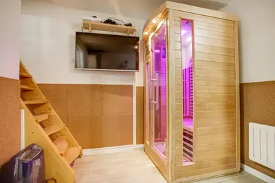 Télévision ou salle de divertissement dans l'établissement Tiny Duplex with Sauna in the 11