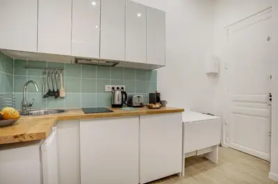 Cuisine ou kitchenette dans l'établissement Tiny Duplex with Sauna in the 11