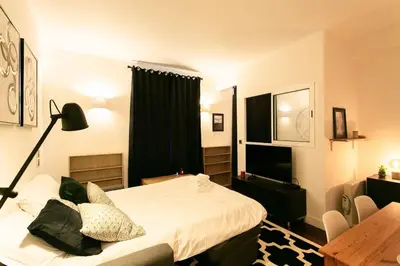 Un ou plusieurs lits dans un hébergement de l'établissement appartement trois pièces au cœur de Montmartre
