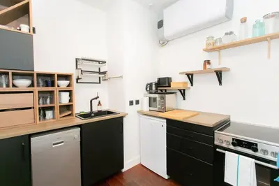 Cuisine ou kitchenette dans l'établissement appartement trois pièces au cœur de Montmartre