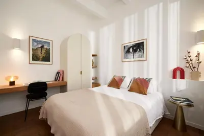 Un ou plusieurs lits dans un hébergement de l'établissement Art Deco Loft - 2BR and 2BA near Canal Saint Martin