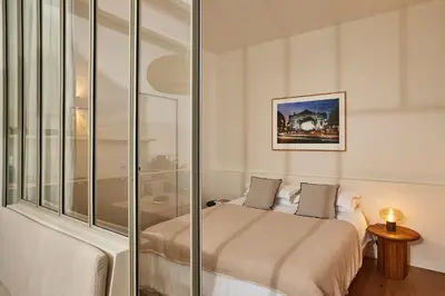 Un ou plusieurs lits dans un hébergement de l'établissement Art Deco Loft - 2BR and 2BA near Canal Saint Martin