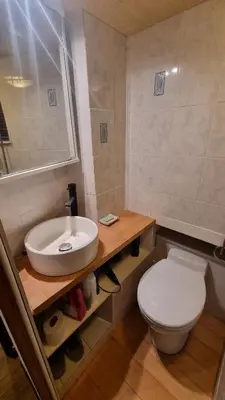 Salle de bains dans l'établissement Logement vue sur la seine