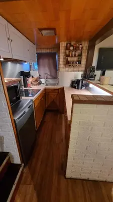 Cuisine ou kitchenette dans l'établissement Logement vue sur la seine