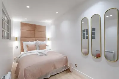 Un ou plusieurs lits dans un hébergement de l'établissement Coeur du Marais Arts&Metiers Magnifique Appartement