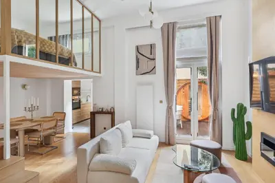 Coin salon dans l'établissement Suite luxueuse avec jardin privé Sauna et Jacuzzi