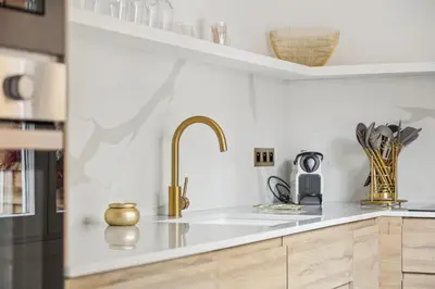 Cuisine ou kitchenette dans l'établissement Suite luxueuse avec jardin privé Sauna et Jacuzzi