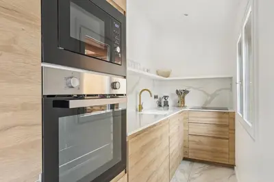 Cuisine ou kitchenette dans l'établissement Suite luxueuse avec jardin privé Sauna et Jacuzzi