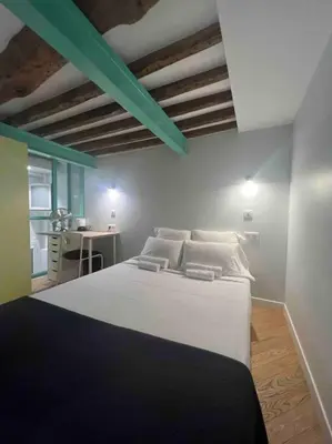Un ou plusieurs lits dans un hébergement de l'établissement Paris Le Marais Duplex - Steps from Pompidou Aldaro