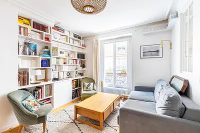 Bibliothèque dans l'appartement