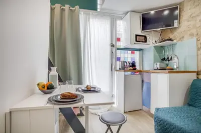 Cuisine ou kitchenette dans l'établissement Tiny boutique studio in Paris 11