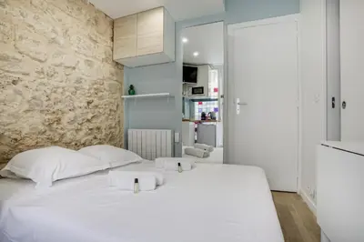 Un ou plusieurs lits dans un hébergement de l'établissement Tiny boutique studio in Paris 11