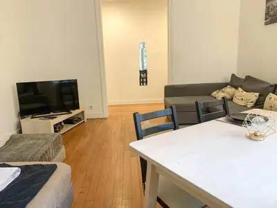 Télévision ou salle de divertissement dans l'établissement Studio de charme Tour Eiffel