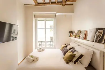 Télévision ou salle de divertissement dans l'établissement Marais-Picasso, rue Debelleyme - 4 people
