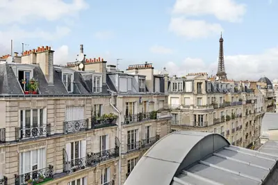 Vue générale sur Paris ou vue de la ville depuis l'appartement
