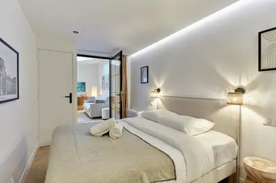 Un ou plusieurs lits dans un hébergement de l'établissement Apartment Arc de Triomphe by Studio prestige