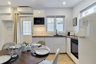 Cuisine ou kitchenette dans l'établissement Apartment Arc de Triomphe by Studio prestige