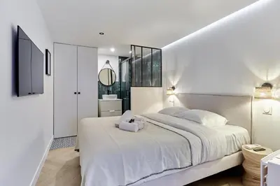 Un ou plusieurs lits dans un hébergement de l'établissement Apartment Arc de Triomphe by Studio prestige