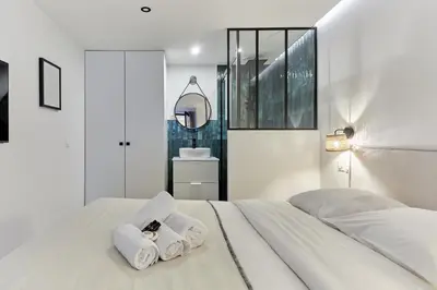 Un ou plusieurs lits dans un hébergement de l'établissement Apartment Arc de Triomphe by Studio prestige