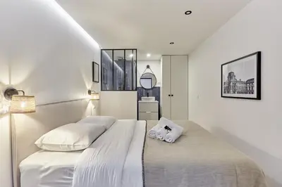Un ou plusieurs lits dans un hébergement de l'établissement Apartment Arc de Triomphe by Studio prestige