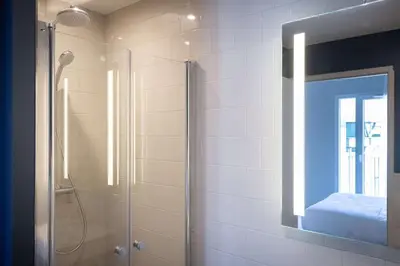 Salle de bains dans l'établissement Best Western 11BAUER Paris Saint-Ouen
