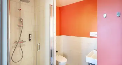 Salle de bains dans l'établissement Best Western 11BAUER Paris Saint-Ouen