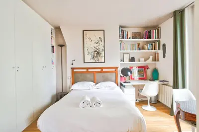 Un ou plusieurs lits dans un hébergement de l'établissement L'Elégance à la Butte aux Cailles