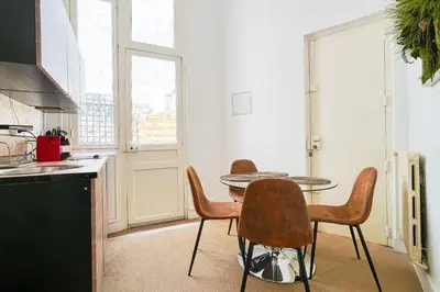 Cuisine ou kitchenette dans l'établissement Apartment Arc de Triomphe Champs Elysées