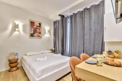 Un ou plusieurs lits dans un hébergement de l'établissement Charmant studio au coeur des Batignolles