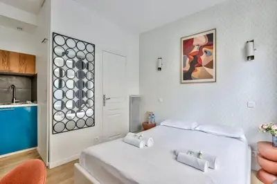 Un ou plusieurs lits dans un hébergement de l'établissement Charmant studio au coeur des Batignolles