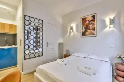Un ou plusieurs lits dans un hébergement de l'établissement Charmant studio au coeur des Batignolles