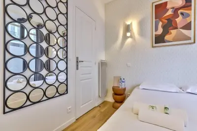 Un ou plusieurs lits dans un hébergement de l'établissement Charmant studio au coeur des Batignolles