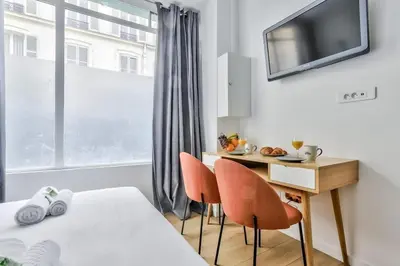 Un ou plusieurs lits dans un hébergement de l'établissement Charmant studio au coeur des Batignolles