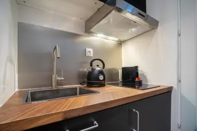 Cuisine ou kitchenette dans l'établissement Luxe Marais Getaway - Suite Exclusive avec Sauna