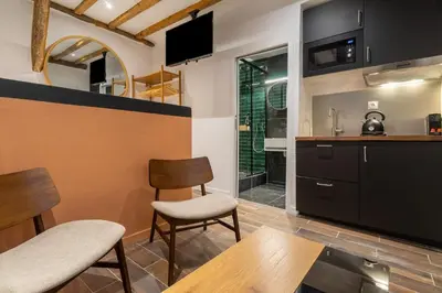 Cuisine ou kitchenette dans l'établissement Luxe Marais Getaway - Suite Exclusive avec Sauna