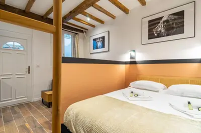 Un ou plusieurs lits dans un hébergement de l'établissement Luxe Marais Getaway - Suite Exclusive avec Sauna