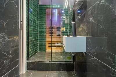 Salle de bains dans l'établissement Luxe Marais Getaway - Suite Exclusive avec Sauna