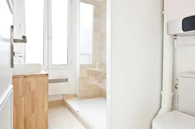Salle de bains dans l'établissement Pick A Flat's Apartement in Nation - rue d'Avron