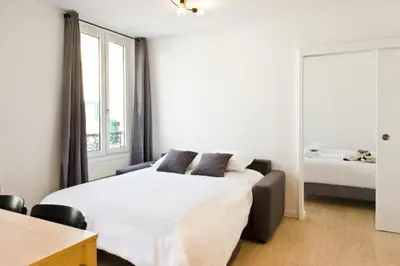 Un ou plusieurs lits dans un hébergement de l'établissement Pick A Flat's Apartement in Nation - rue d'Avron