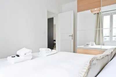 Un ou plusieurs lits dans un hébergement de l'établissement Pick A Flat's Apartement in Nation - rue d'Avron
