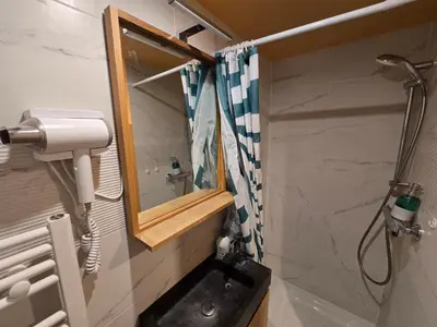 Salle de bains dans l'établissement 1G- Studio tout equipé proche de la scène musicale