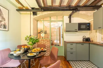 Cuisine ou kitchenette dans l'établissement Nouveau - Industrial Appartement - 6p - Gym/Sauna