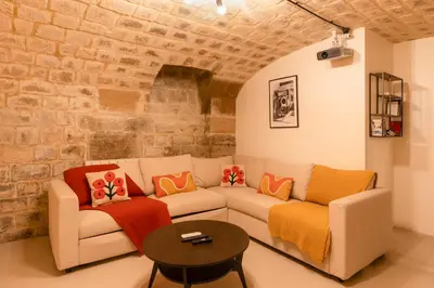 Coin salon dans l'établissement Nouveau - Industrial Appartement - 6p - Gym/Sauna