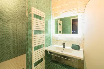 Salle de bains dans l'établissement Nouveau - Industrial Appartement - 6p - Gym/Sauna