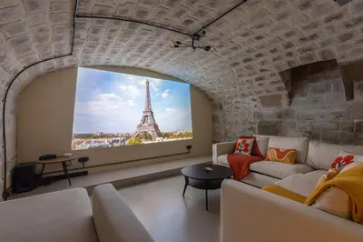 Télévision ou salle de divertissement dans l'établissement Nouveau - Industrial Appartement - 6p - Gym/Sauna