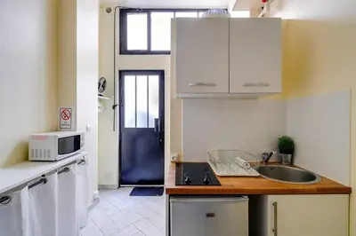 Cuisine ou kitchenette dans l'établissement Unique Studio in Marais