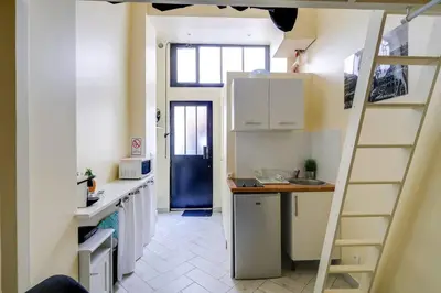 Cuisine ou kitchenette dans l'établissement Unique Studio in Marais