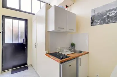 Cuisine ou kitchenette dans l'établissement Unique Studio in Marais