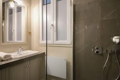 Salle de bains dans l'établissement Modern and Cosy flat in the heart of Notre Dame